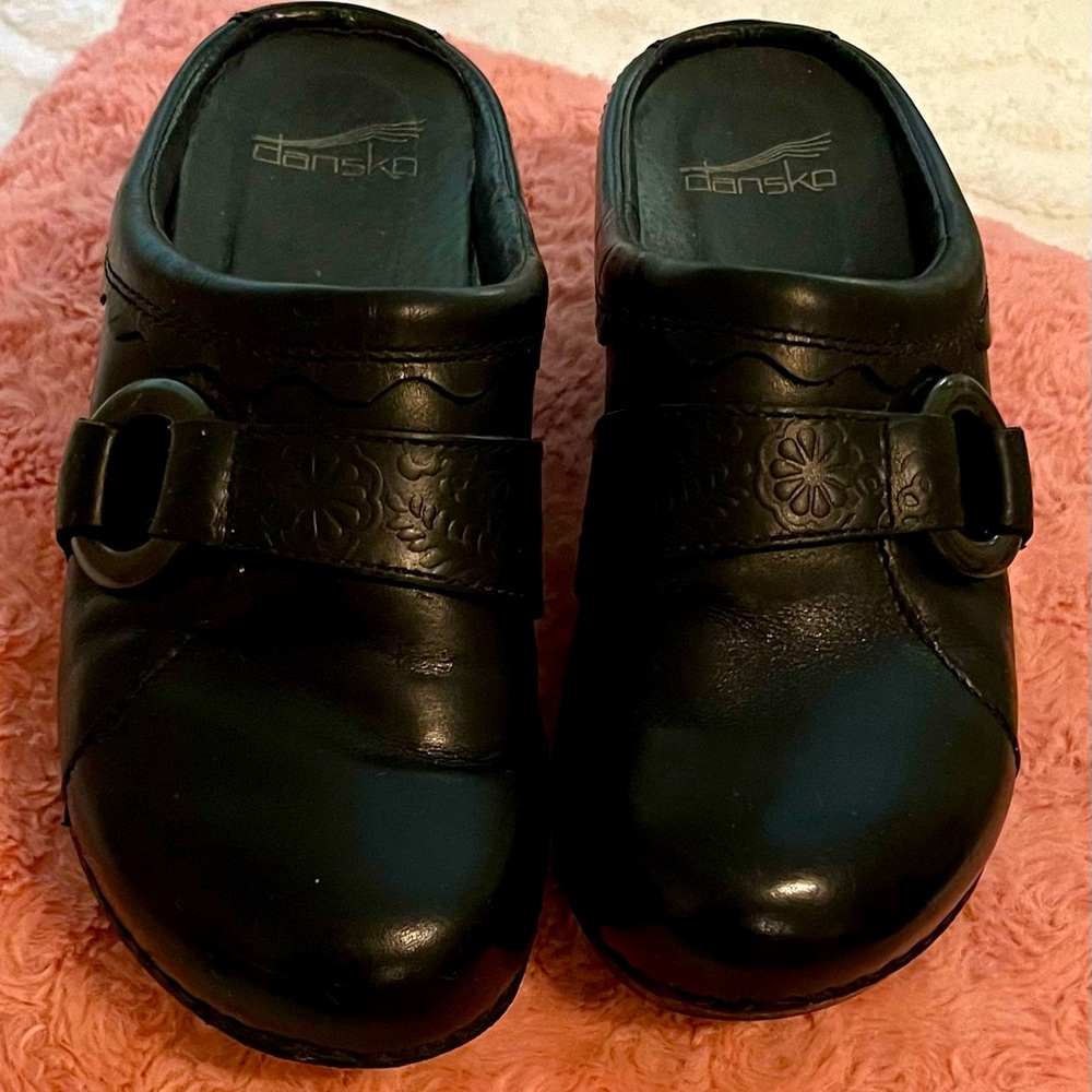 EUC Dansko Hattie clog/mule in black